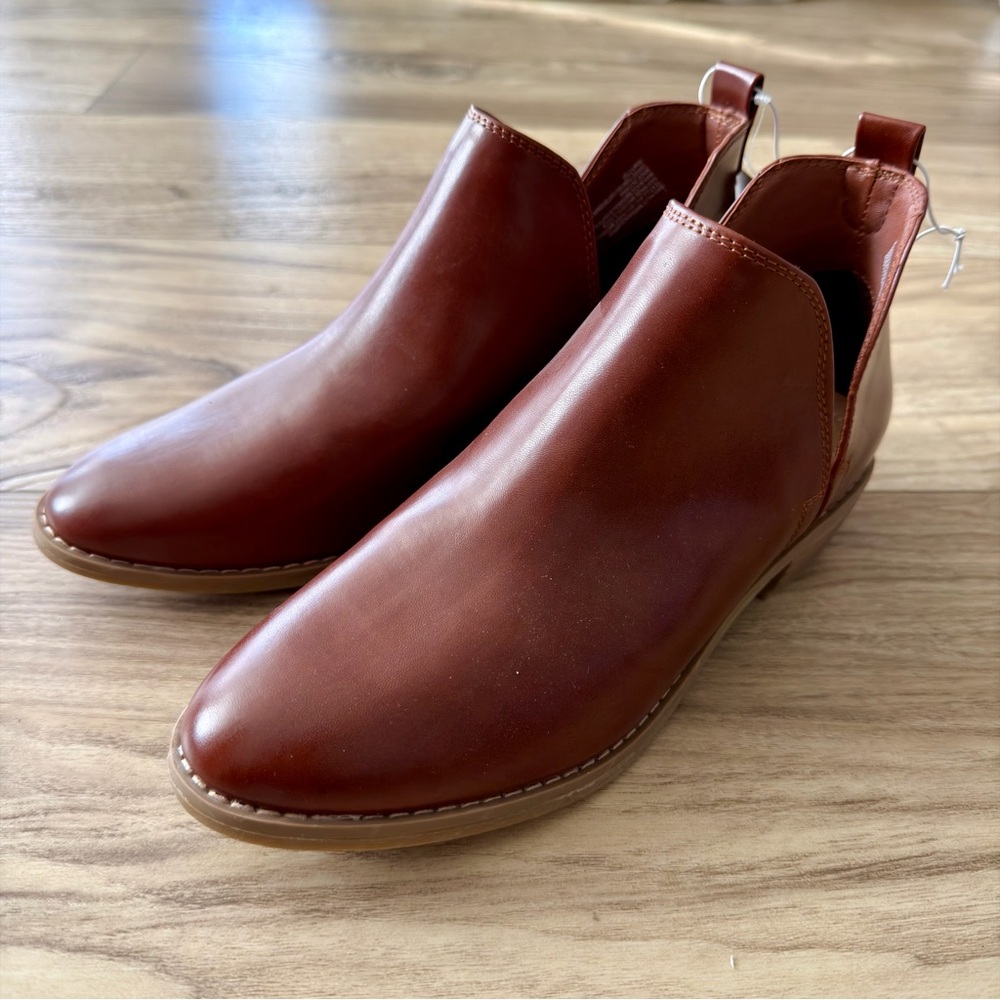Universal Thread Woman’s Nora Cut Out, Memory Foam, Ankle Bootie, Cognac, Size 8